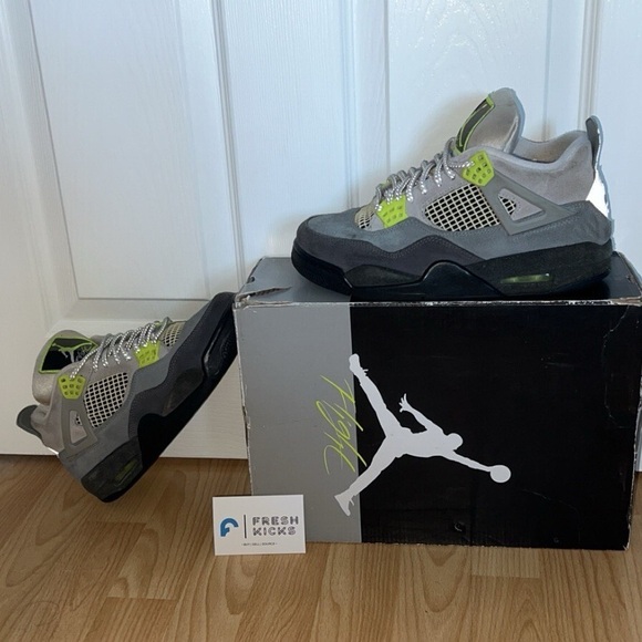 Size 6 - Jordan 4 Retro SE Mid Neon 95 7.5/10 Condition